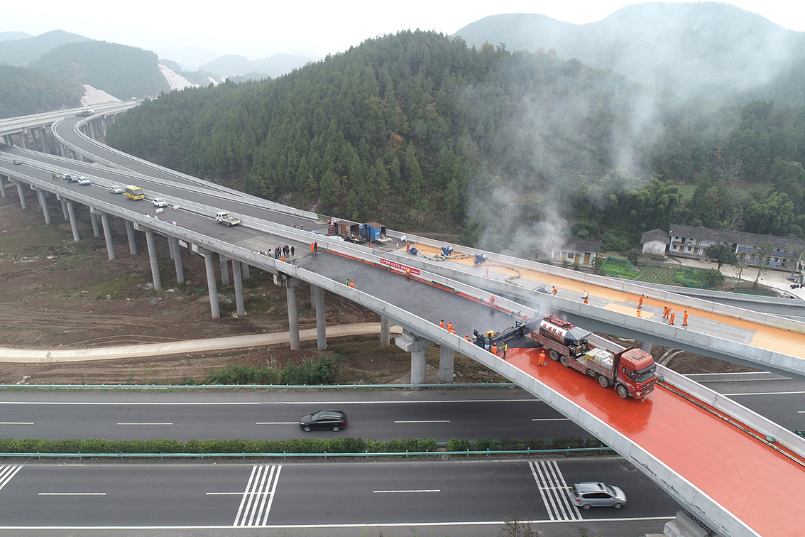 【铭诚业绩】绵西高速公路浇筑式施工