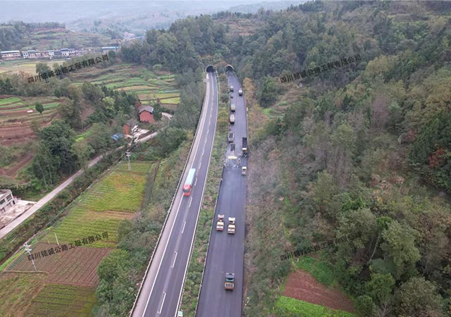 达陕高速路路面大修工程